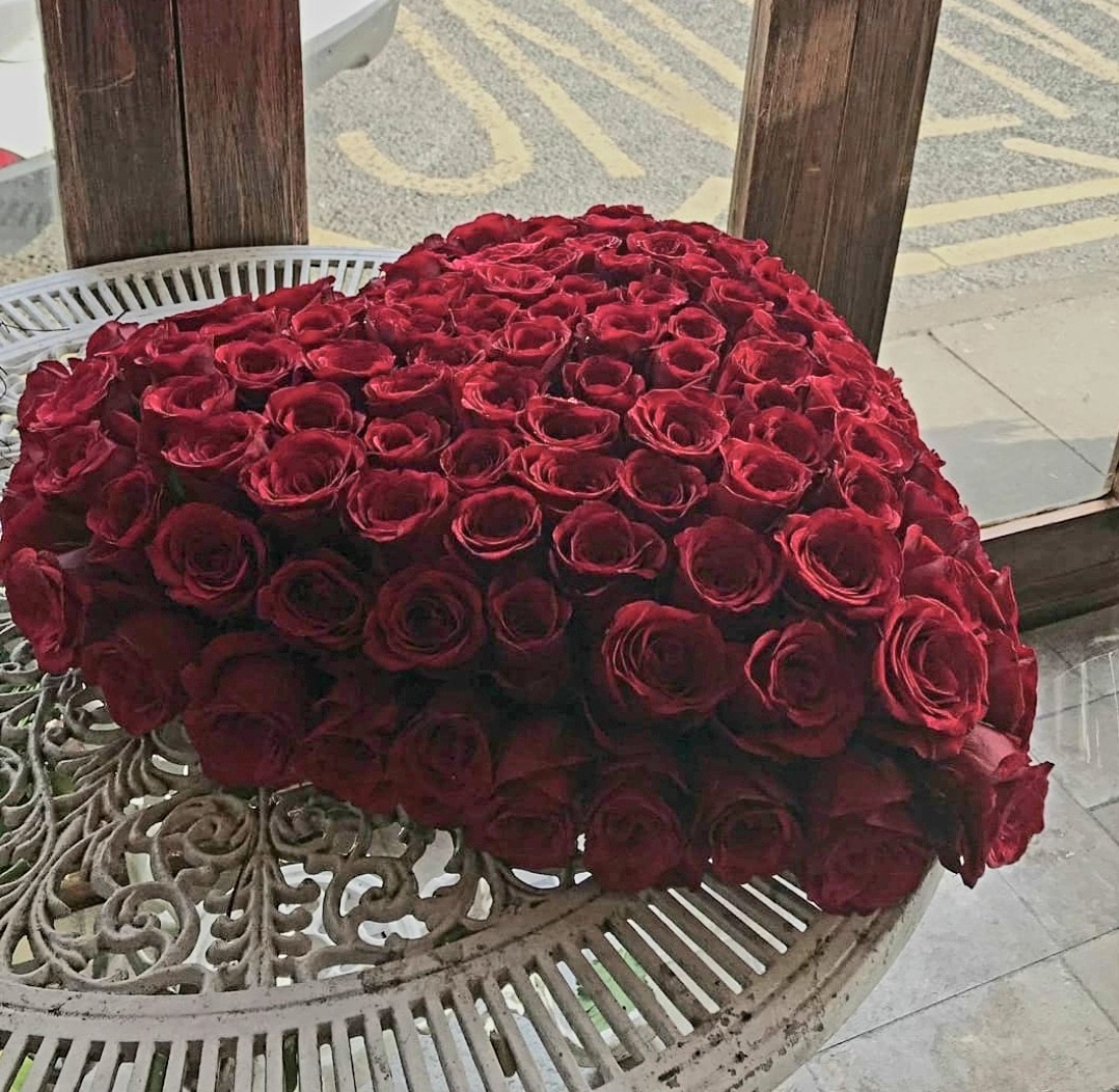 Luxurious red rose heart
